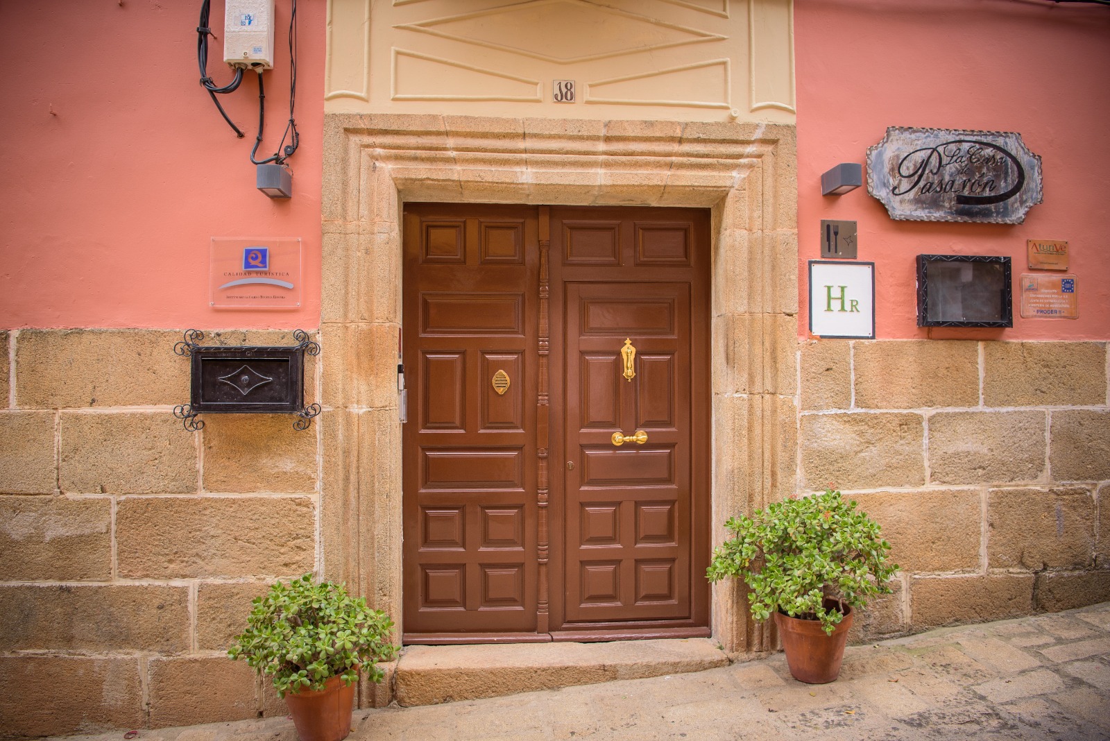 Puerta de la entrada principal Puerta principal de entrada desde la calle del hotel rural "La casa de Pasarón"